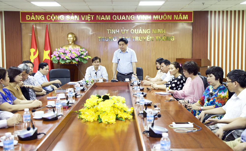 Đồng chí Mai Vũ Tuấn, Ủy viên BCH Đảng bộ tỉnh, Giám đốc TTTT Quảng Ninh giới thiệu với đoàn hoạt động của Trung tâm