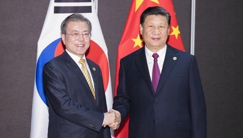 Chủ tịch Trung Quốc Tập Cận Bình (phải) gặp Tổng thống Hàn Quốc Moon Jae-in trước hội nghị thượng đỉnh G20 ở Nhật Bản hôm nay. Ảnh: China Daily.
