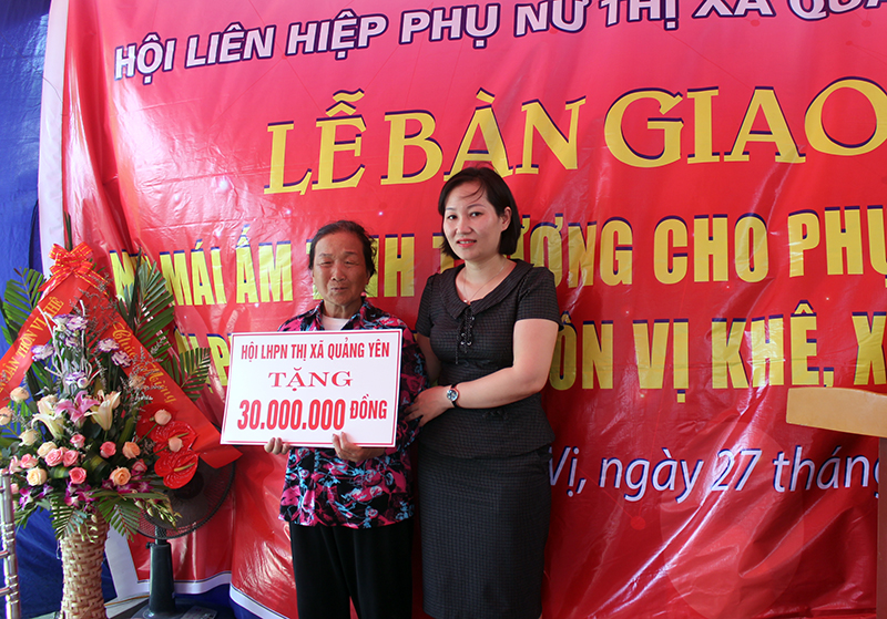 Hội LHPN thị xã Quảng Yên trao tặng số tiền 30 triệu đồng