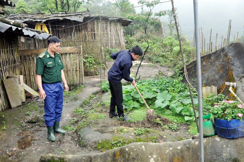 Cán bộ Đội Vận động quần chúng (Đồn BP Quảng Đức) hướng dẫn người dân khu vực Hang Vây, xã Quảng Sơn (Hải Hà) cải tạo đất để canh tác nông nghiệp
