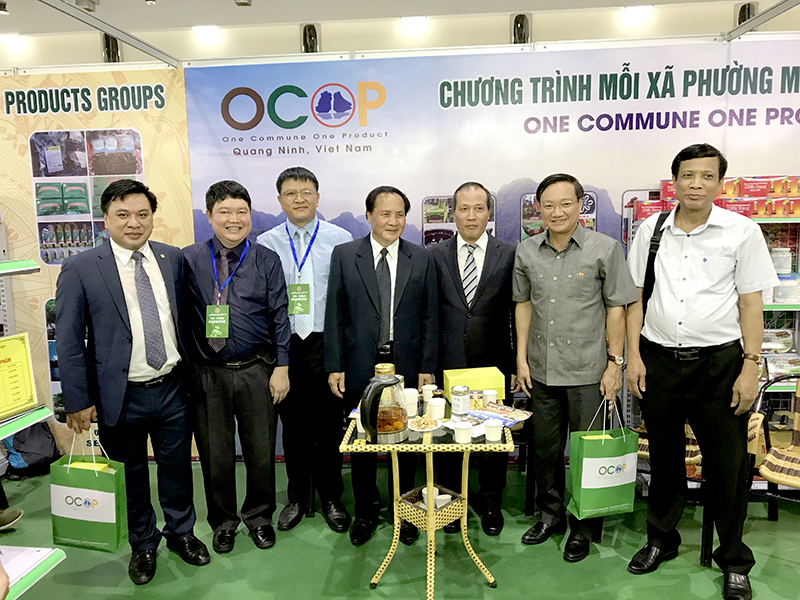 Lãnh đạo cấp cao hai nước Việt Nam, Lào chụp ảnh lưu niệm tại gian hàng sản phẩm OCOP của Quảng Ninh. 