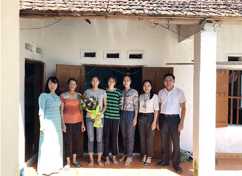 Đoàn thăm, tặng quà cho gia đình chị Nguyễn Thị Thu, thôn Làng xã Thống Nhất