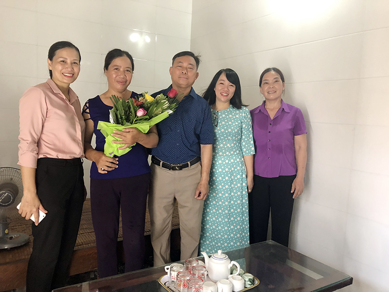 Đoàn thăm, tặng quà cho gia đình anh Chu Văn Tích, chị Hoàng Thị Tâm xã Dân Chủ