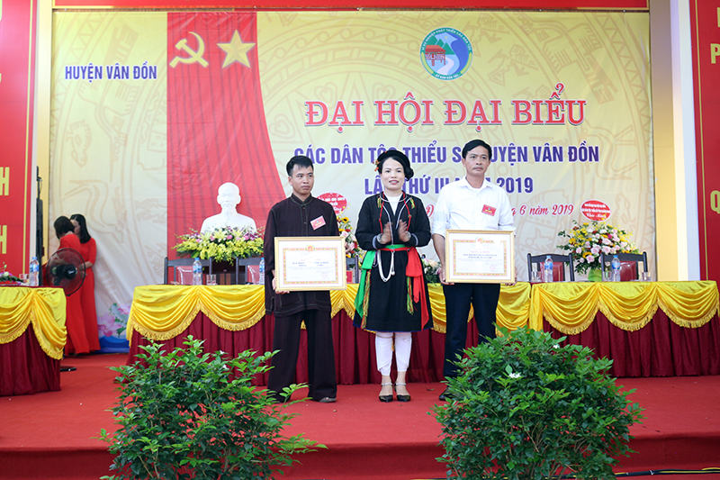 Đồng chí Ân Thị Thìn, trao giấy khen của Trưởng ban dân tộc tỉnh Quảng Ninh cho các tập thể, cá nhân xuất sắc trong thực hiện công tác dân tộc