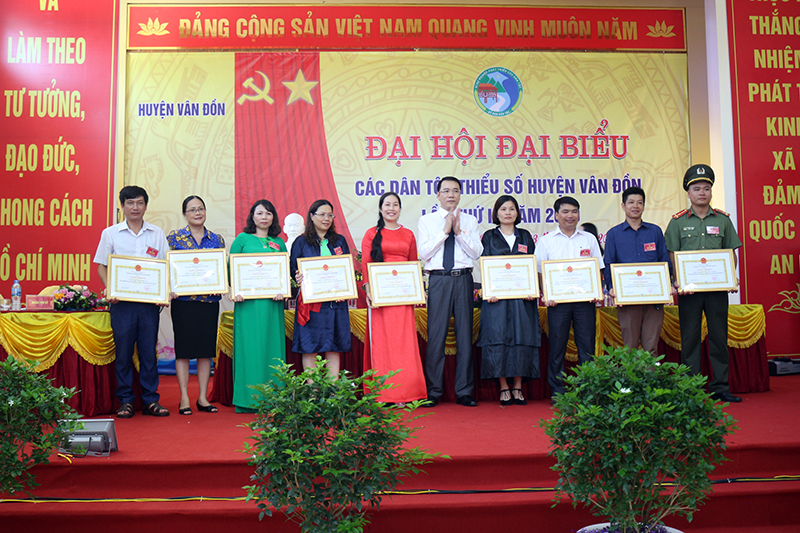 Các tập thể đạt thành tích xuất sắc trong thực hiện công tác dân tộc được Chủ tịch UBND huyện Vân Đồn khen thưởng