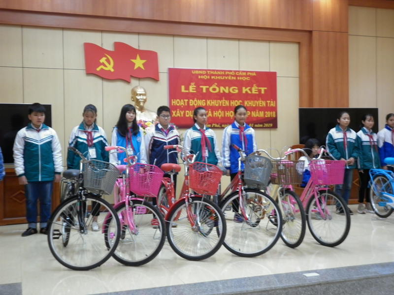 Học sinh TP Cẩm Phả được Hội Khuyến học thành phố trao xe đạp