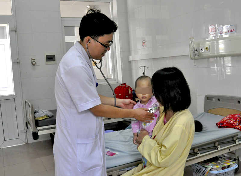 Kiểm tra sức khoẻ cho trẻ đang điều trị tại Bệnh viện Sản nhi tỉnh.