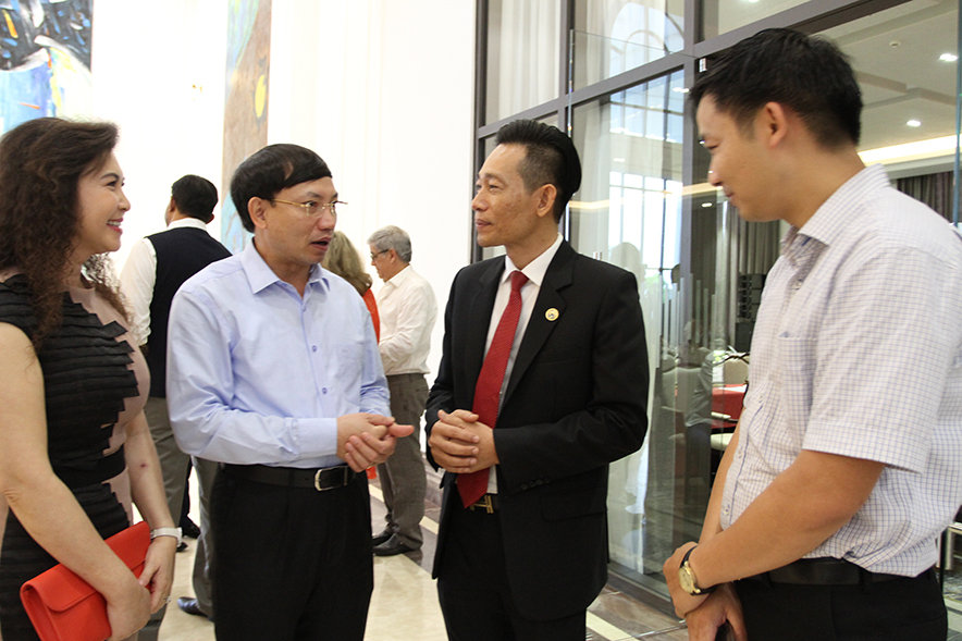 Lãnh đạo tỉnh Quảng Ninh trò chuyện với đại diện Tập đoàn Việt Úc về dự án tại Quảng Ninh.