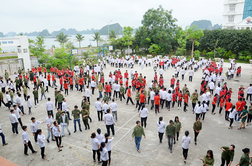 Học sinh Trường THCS-THPT Lê Thánh Tông, TP Hạ Long ngoài sân trường.