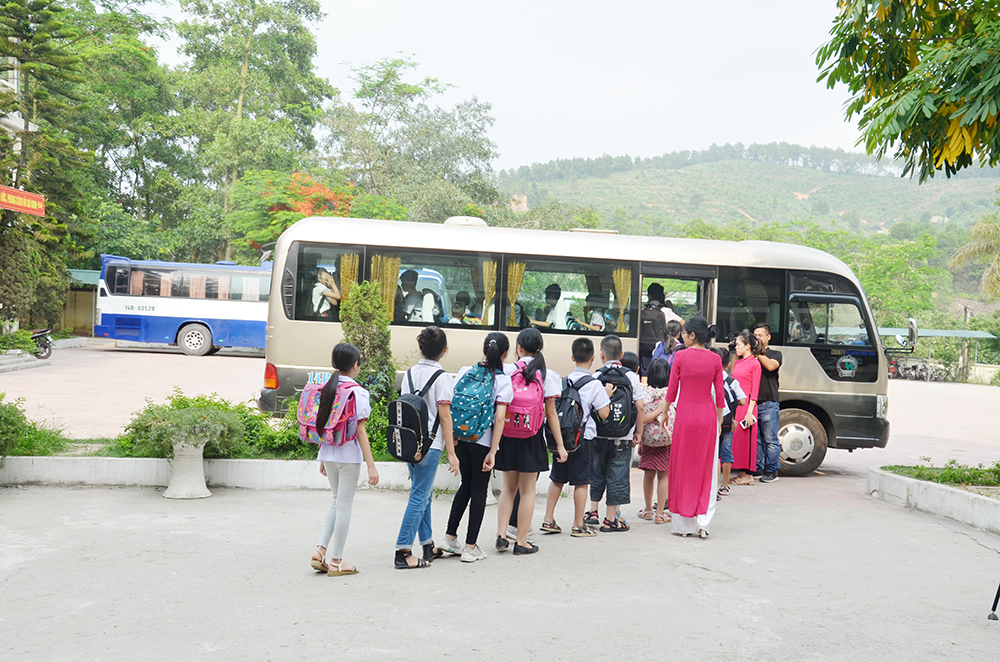 Trường TH-THCS-THPT Nguyễn Bỉnh Khiêm bố trí xe đưa đón những học sinh ở xa.