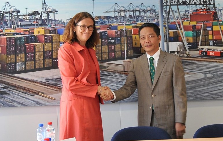 Bộ trưởng Công Thương Việt Nam Trần Tuấn Anh và Cao ủy Liên minh châu Âu phụ trách thương mại Cecilia Malmström trong phiên làm việc kết thúc quá trình rà soát pháp lý EVFTA ngày 25/6/2018 tại Bỉ. Ảnh TTXVN