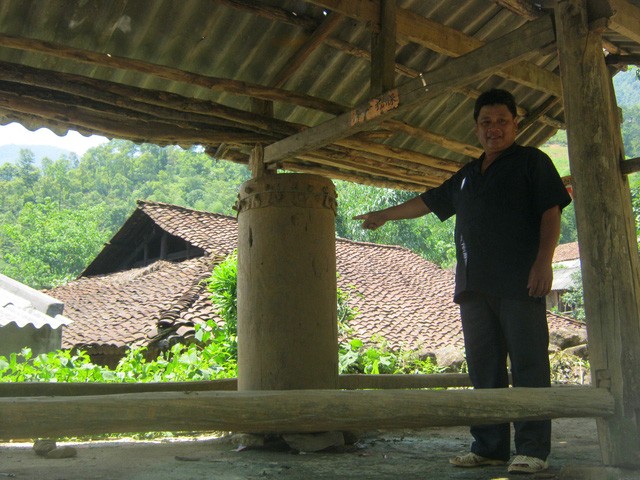 Già làng Châu Văn Pênh bên cạnh chiếc trống thiêng của đồng bào người Giáy. Ảnh: TL