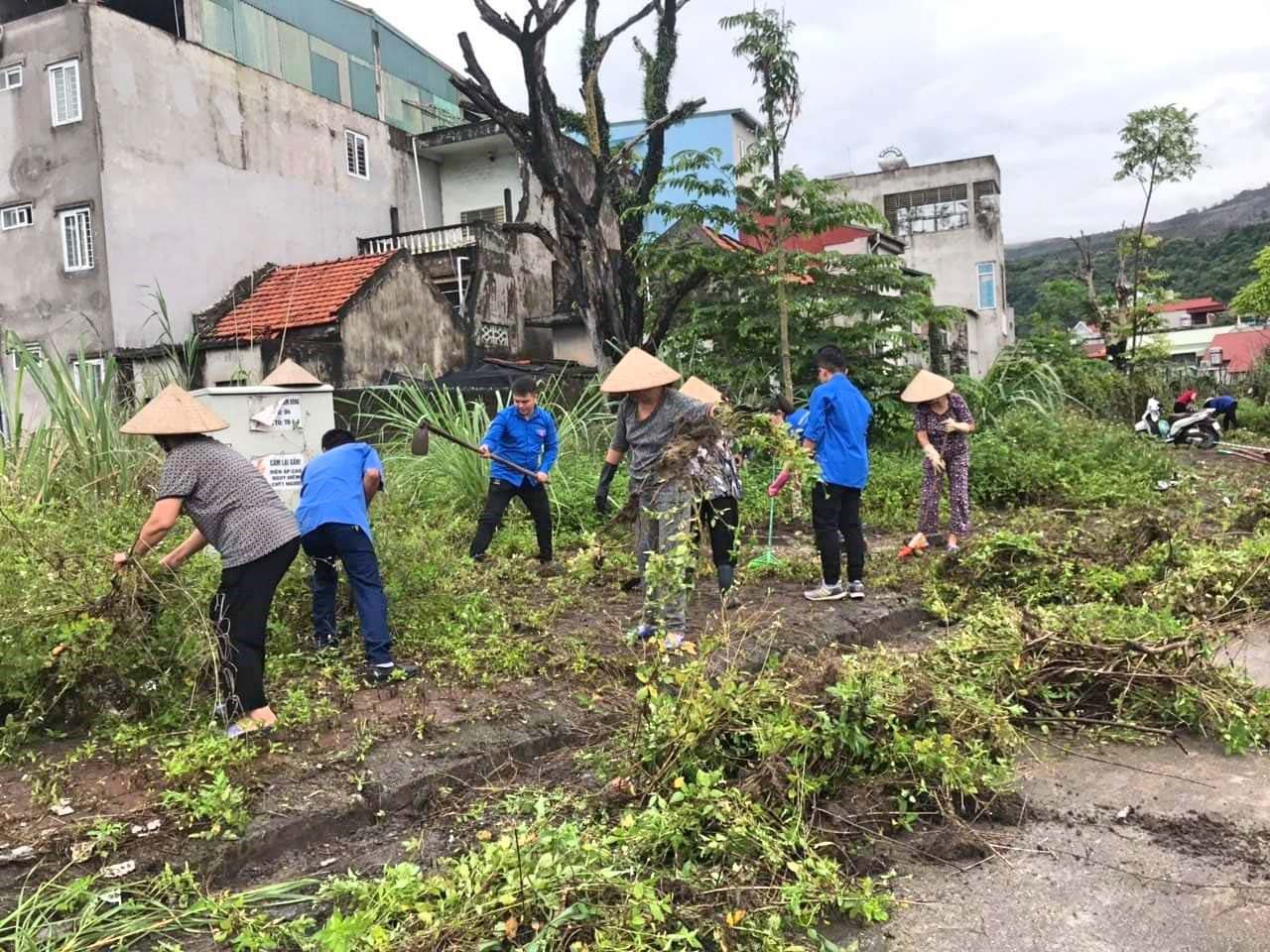 Đoàn thanh niên phường Cẩm Đông (TP Cẩm Phả) cùng với nhân dân tham gia dọn dẹp vệ sinh môi trường tại khu 