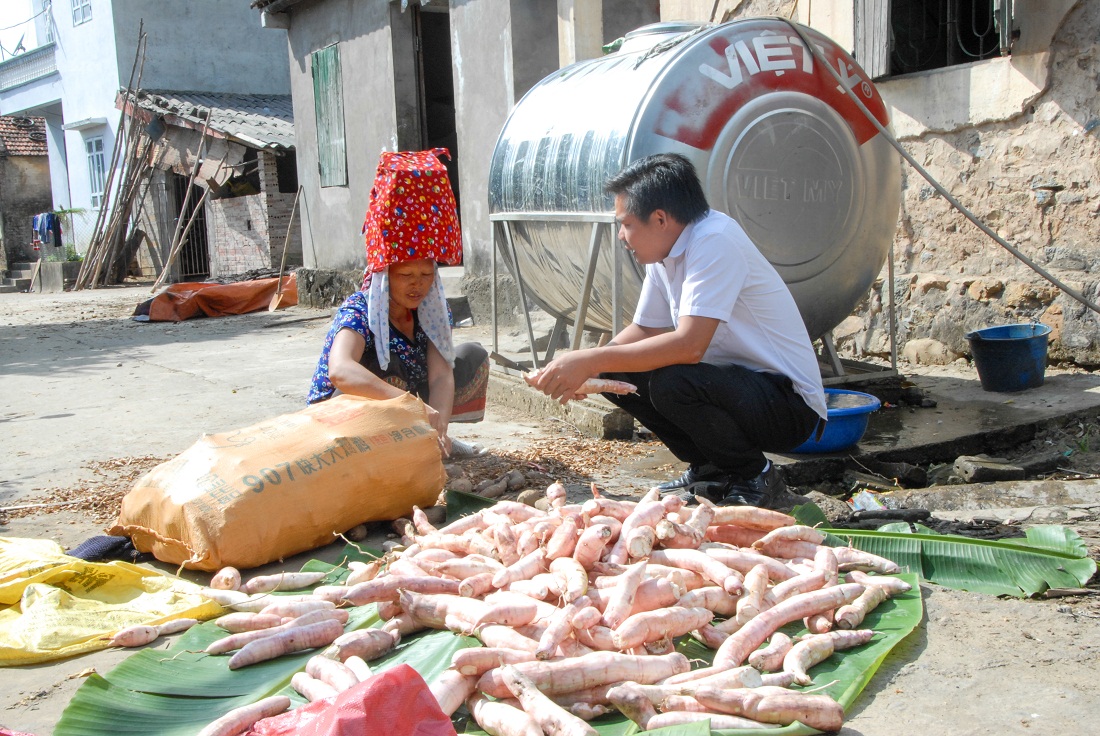 Cán bộ thôn Nà Sa, xã Hoành Mô (Bình Liêu) nắm tình hình sản xuất của người dân địa phương.