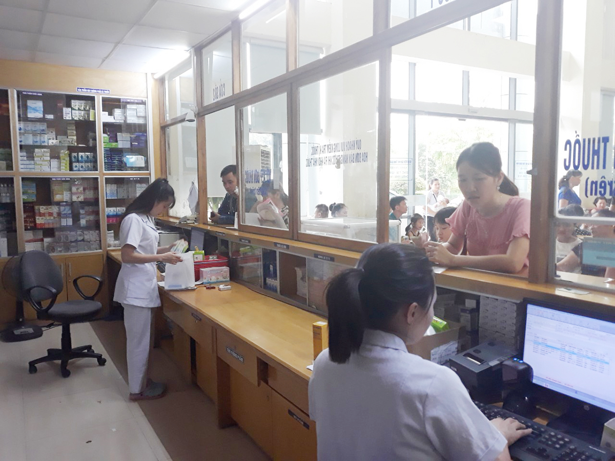 Người dân mua thuốc tại nhà thuốc Bệnh viện Sản Nhi Quảng Ninh.