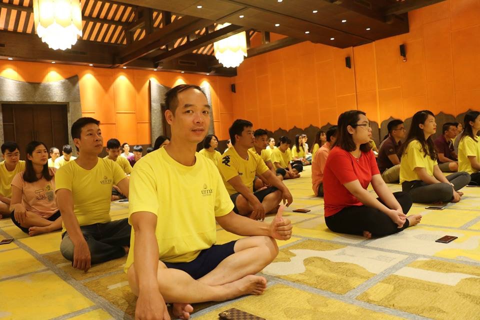 Du khách trải nghiệm dịch vụ thiền tại khu nghỉ dưỡng Legacy Yên Tử.