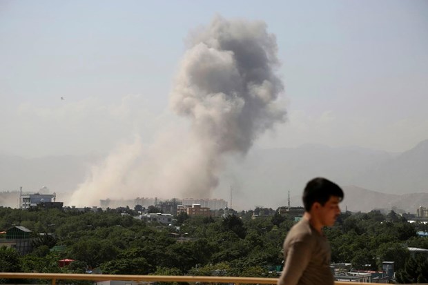Cột khói sau vụ nổ lớn ở Kabul, Afghanistan, sáng 1/7. (Nguồn: AP)