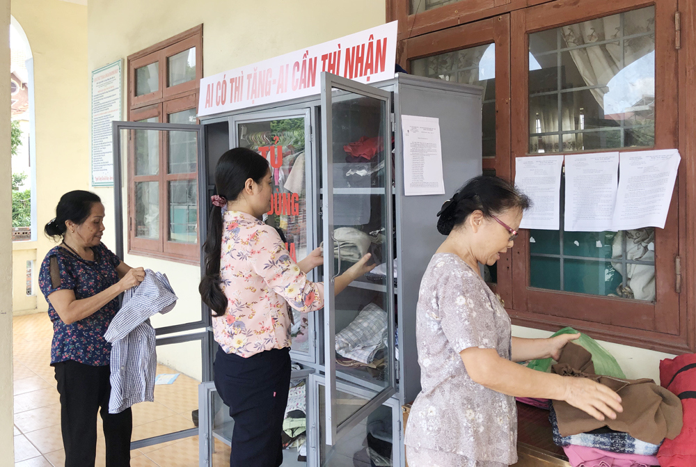 Mô hình tủ đồ dùng sẻ chia khu 6, phường Thanh Sơn được người dân hưởng ứng, tham gia  