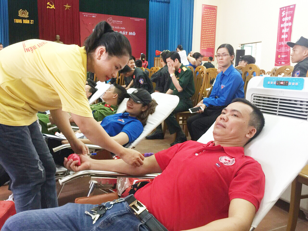 Anh Lương Duy Minh, cán bộ văn phòng Công ty TNHH Phúc Xuyên là tấm gương tiêu biểu trong phong trào hiến máu tình nguyện