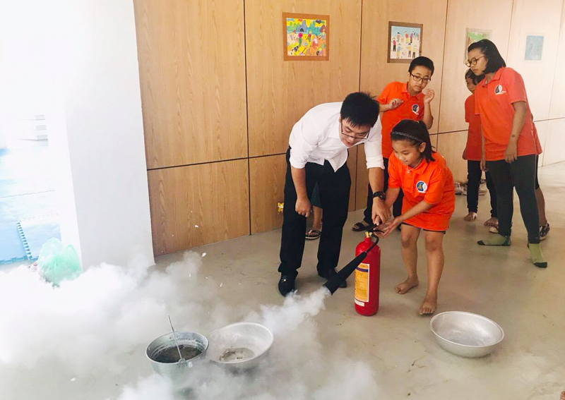 Các em thiếu nhi thực hành kỹ năng  chữa cháy tại khóa học 