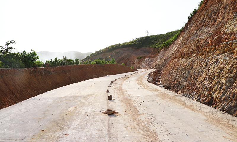 Một số đoạn đường thuộc dự án tuyến đường vào Nhà máy xử lý chất thải rắn Khe Giang đã hoàn thành phần mặt đường