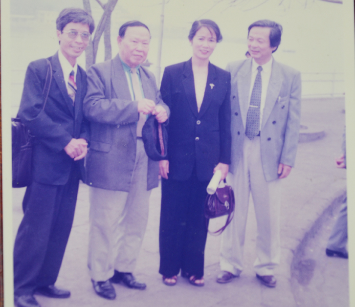 Nhà thơ Huy Cận (thứ hai, trái sang) và các văn nghệ sĩ Quảng Ninh tại Đại hội Hội VHNT Quảng Ninh khóa VII năm 19.