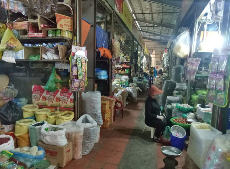 Khu vực bán hàng khô tại Chợ Hạ Long I, thành phố Hạ Long.