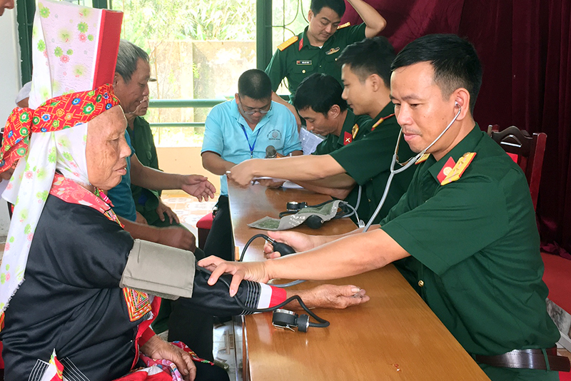 Đội ngũ quân y của Bộ chỉ huy quân sự tỉnh Quảng Ninh và huyện Hải Hà tổ chức khám sức khỏe cho nhân dân vùng cao