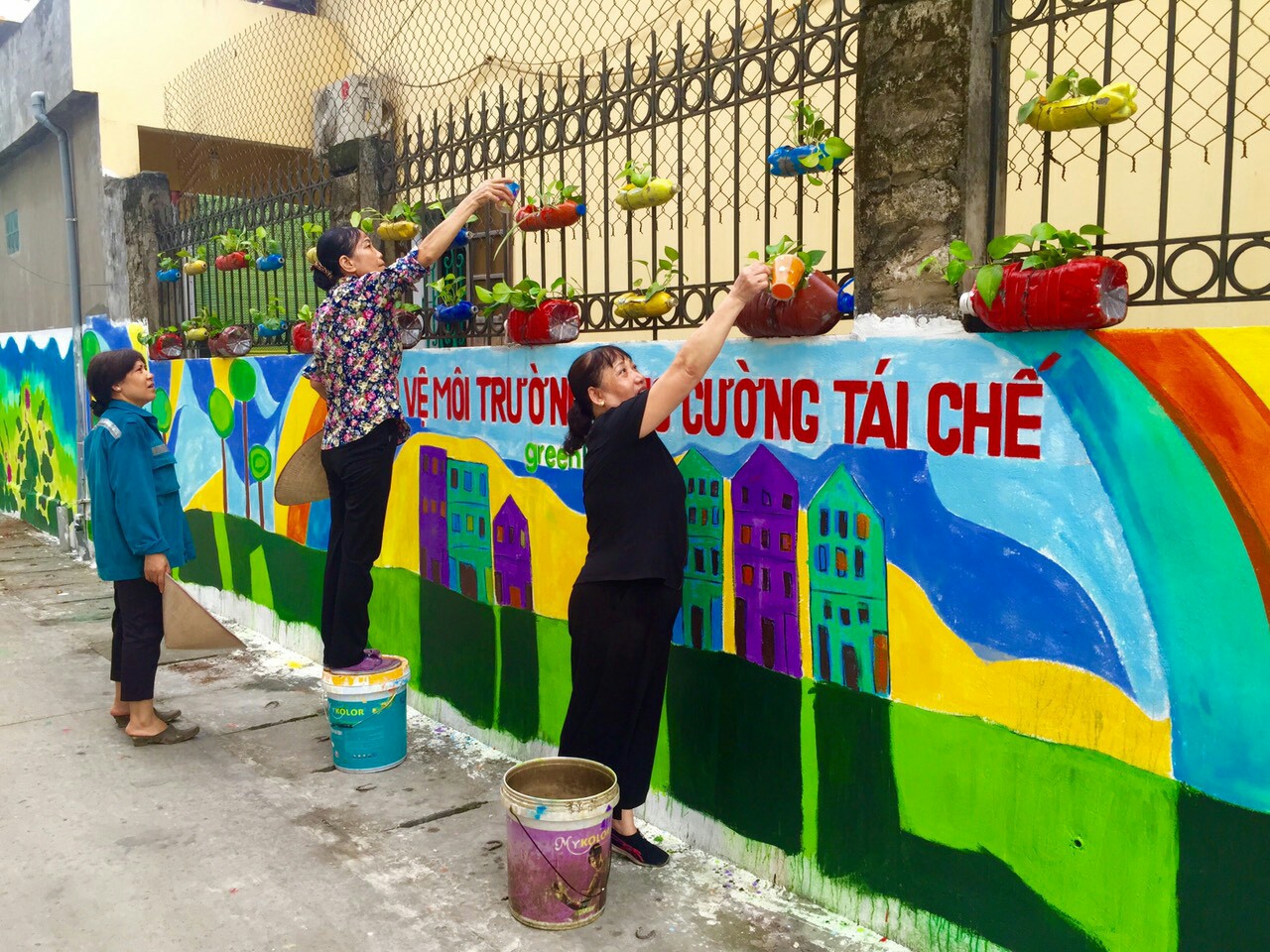 Phụ nữ khu 2, phường Hà Trung tham gia xây dựng tuyến đường trang, đường hoa, góp phần đảm bảo cảnh quan môi trường xanh - sạch - đẹp