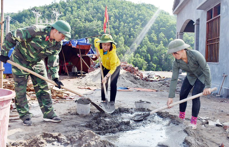 Cán bộ, chiến sĩ Ban CQHS huyện Tiên Yên tham gia xây dựng nhà cho hộ dân tại thôn Khe Lẹ, xã Hà Lâu (Tiên Yên). Ảnh: Dương Trường