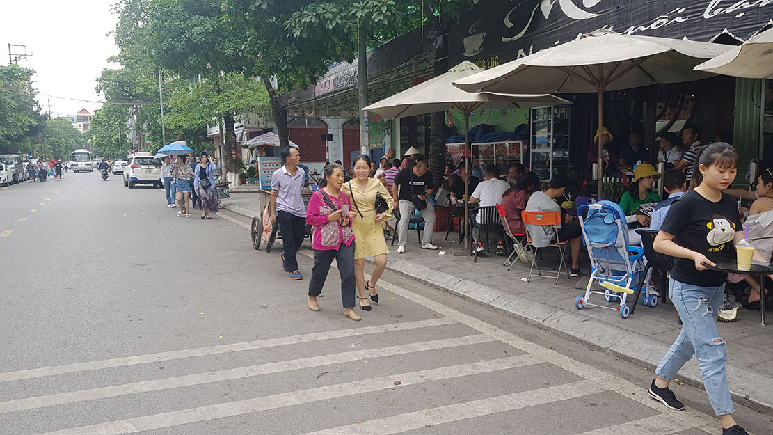 Vỉa hè thành điểm bán hàng người dân và du khách chỉ còn lựa chọn duy nhất đi xuống lòng đường. Ảnh chụp khu vực dọc tuyến phố trung tâm phường Trần Phú.