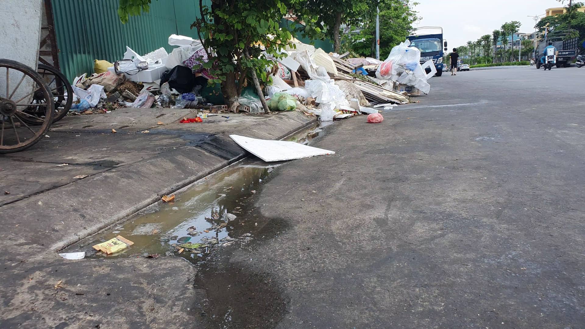 Nước rác thải chảy xuống đất gây bốc mùi hôi thối nồng nặc tại cổng chợ Hạ Long 3 (P. Hồng Hải)