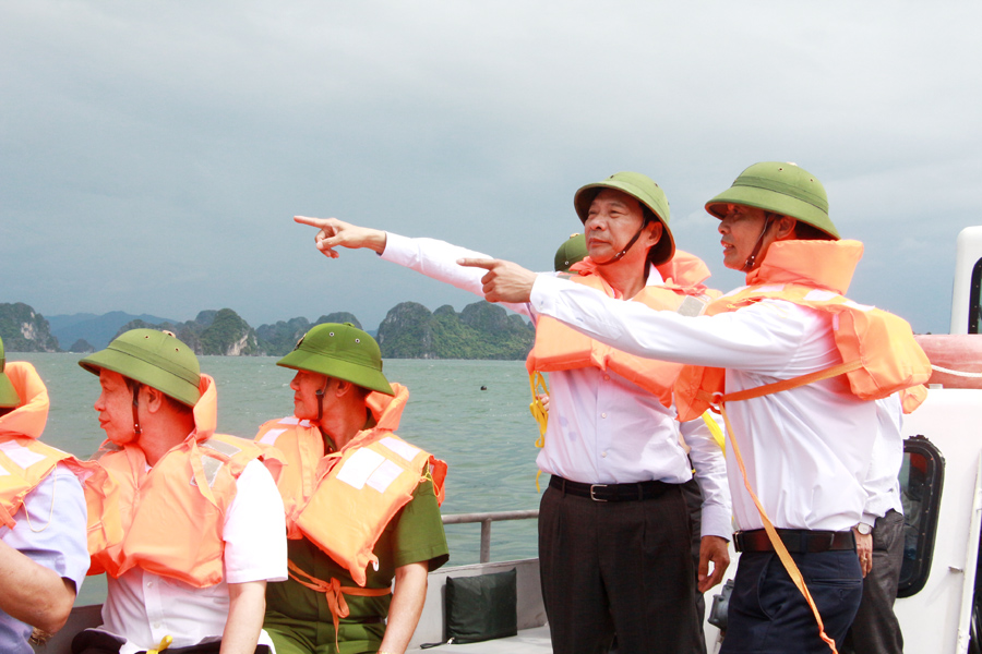 Đồng chí Nguyễn Văn Đọc, Bí thư Tỉnh ủy, Chủ tịch HĐND tỉnh chỉ đạo công tác phòng, chống bão số 2 tại Vân Đồn.