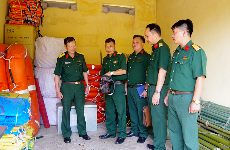 Đại tá Nguyễn Trung Trịnh (thứ 3, trái sang), Chính ủy Bộ CHQS tỉnh, kiểm tra công tác chuẩn bị ứng phó bão số 2 của LLVT huyện Ba Chẽ.