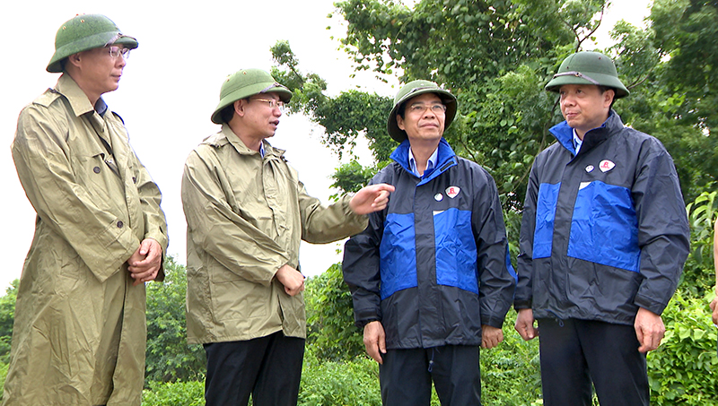 Đồng chí Nguyễn Xuân Ký, Phó Bí thư Thường trực Tỉnh ủy cùng lãnh đạo TX Quảng Yên kiểm tra phòng chống bão số 2 trên địa bàn.