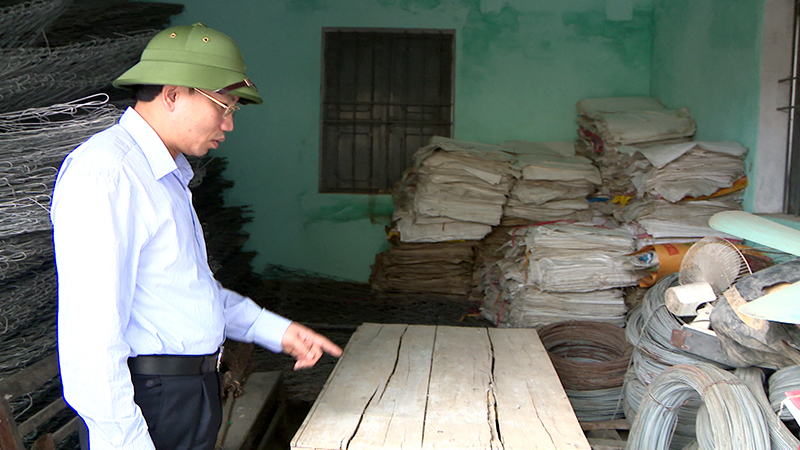 Đồng chí Nguyễn Xuân Ký kiểm tra vật dụng cứu hộ tại điếm canh đê Hà Nam.