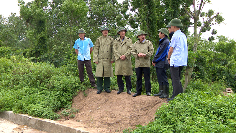 Các lãnh đạo kiểm tra tuyến đê Hà Nam, TX Quảng Yên.