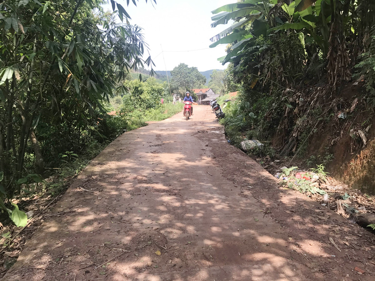 Con đường vào bản Khe Liềng, thôn Khe Liềng - Co Mười (xã Hà Lâu) được đầu tư xây mới khang trang thuận tiện cho người dân đi lại 
