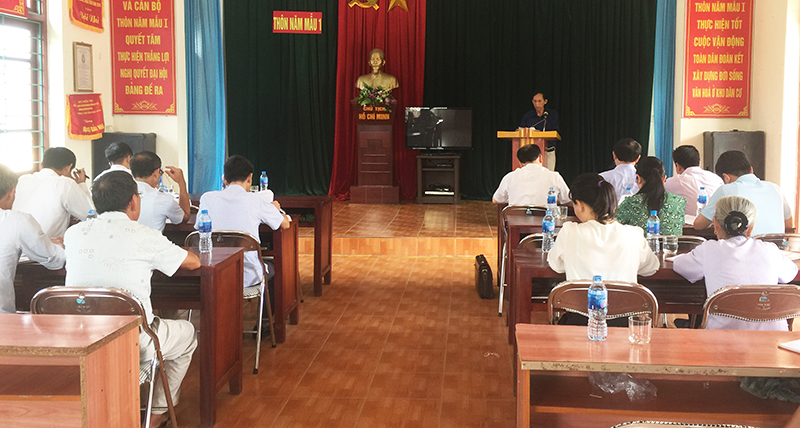 Các đảng viên chi bộ thường kỳ tại thôn Năm Mẫu 1, xã Thượng Yên Công dự họp