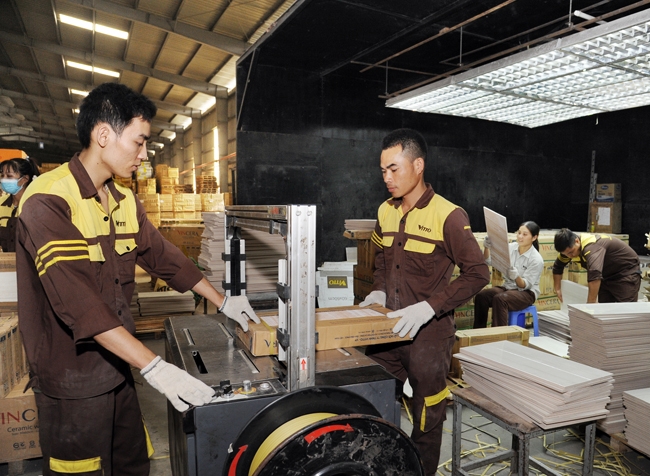 Công nhân Công ty TNHH Vitto-VP (Vitto Group), Khu Công nghiệp Tam Dương 2 (huyện Tam Dương, Vĩnh Phúc) đóng gói gạch ốp lát xuất khẩu. Ảnh: KHÁNH AN
