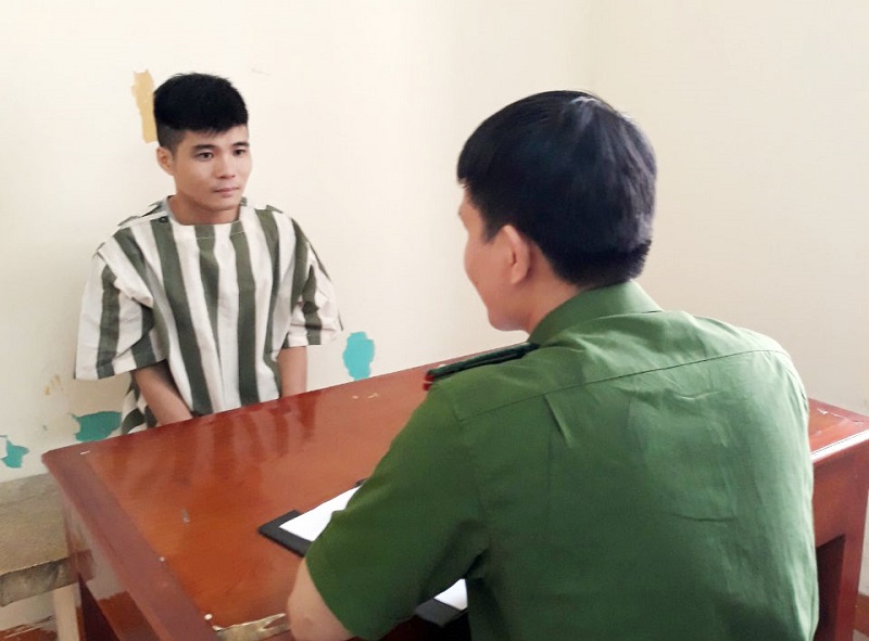 Đối tượng Phạm Văn Dũng khai báo hành vi của mình tại Công an TP Hạ Long.