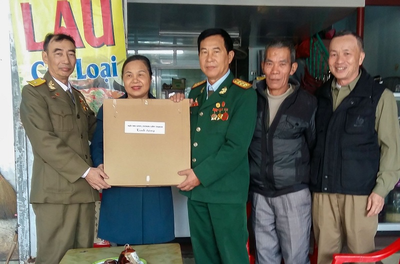 CCB Lưu Văn Biết tặng quà các gia đình nạn nhân chất độc da cam/dioxin trên địa bàn
