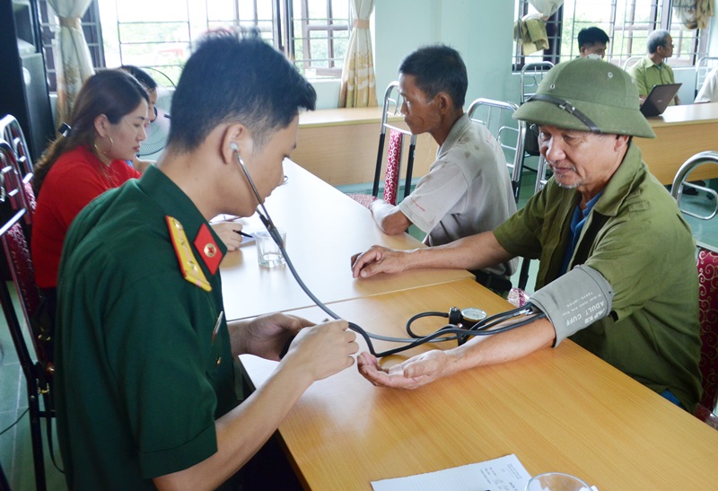Cán bộ quân y đang kiểm tra huyết áp cho một bệnh nhân tại xã Đông Hải (huyện Tiên Yên)