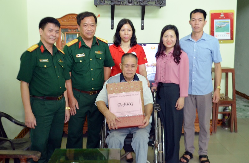 Lãnh đạo Hội CTĐ tỉnh và Bộ CHQS tỉnh thăm hỏi, tặng quà cho thương binh Lê Hồng Khang ở xã Đông Hải (huyện Tiên).