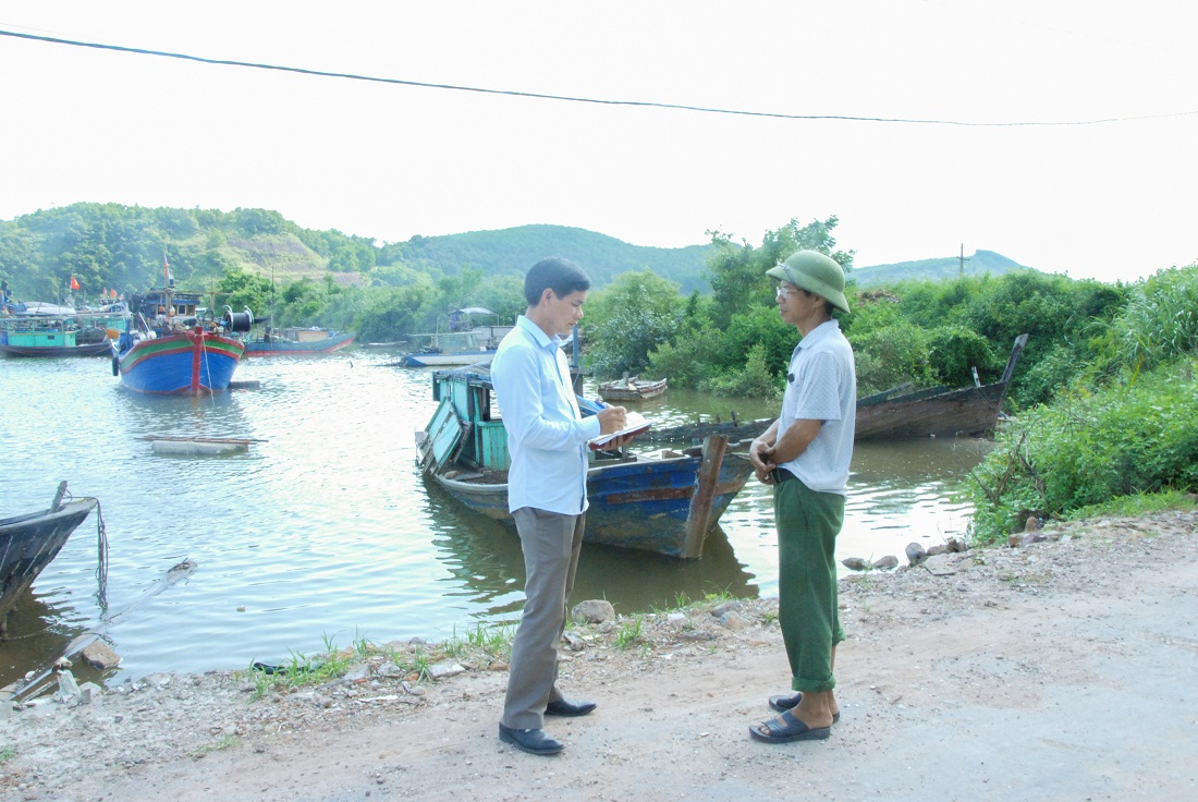 Cán bộ xã Đầm Hà (huyện Đầm Hà) nắm tình hình sản xuất của ngư dân khu vực thôn Xóm Giáo của xã.