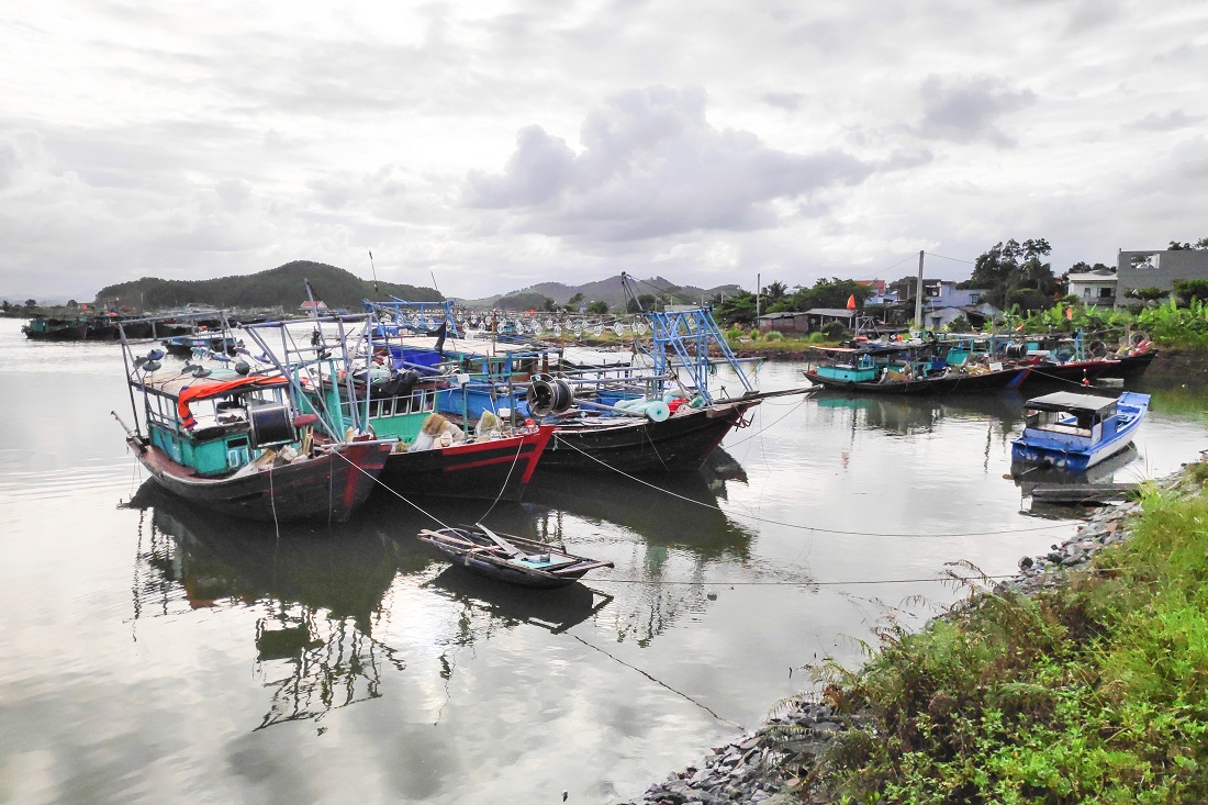 Tàu thuyền ngư dân địa phương neo đậu tại bến Phúc Tiến (xã Tân Lập, huyện Đầm Hà).