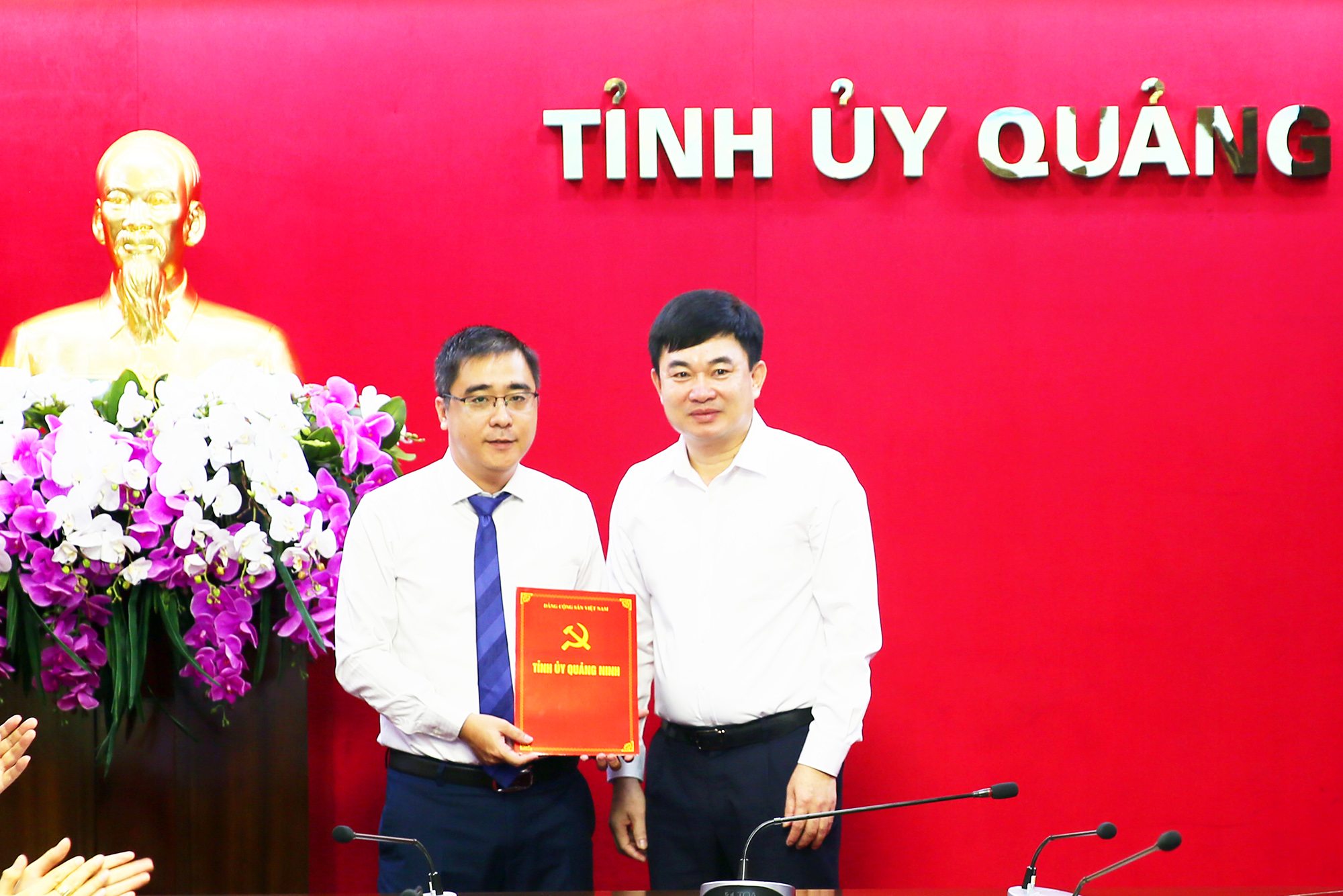 Đồng chí Ngô Hoàng Ngân, Phó Bí thư Tỉnh ủy, trao quyết định bổ nhiệm cho đồng chí Nguyễn Chí Thành.