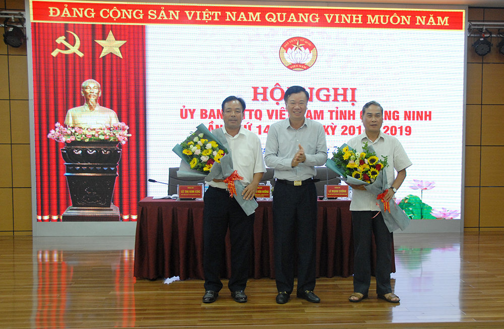 Đồng chí Nguyễn Văn Hưởng, Chủ tịch Ủy Ban MTTQ tỉnh trao tặng hoa chúc mừng hai thành viên mới.