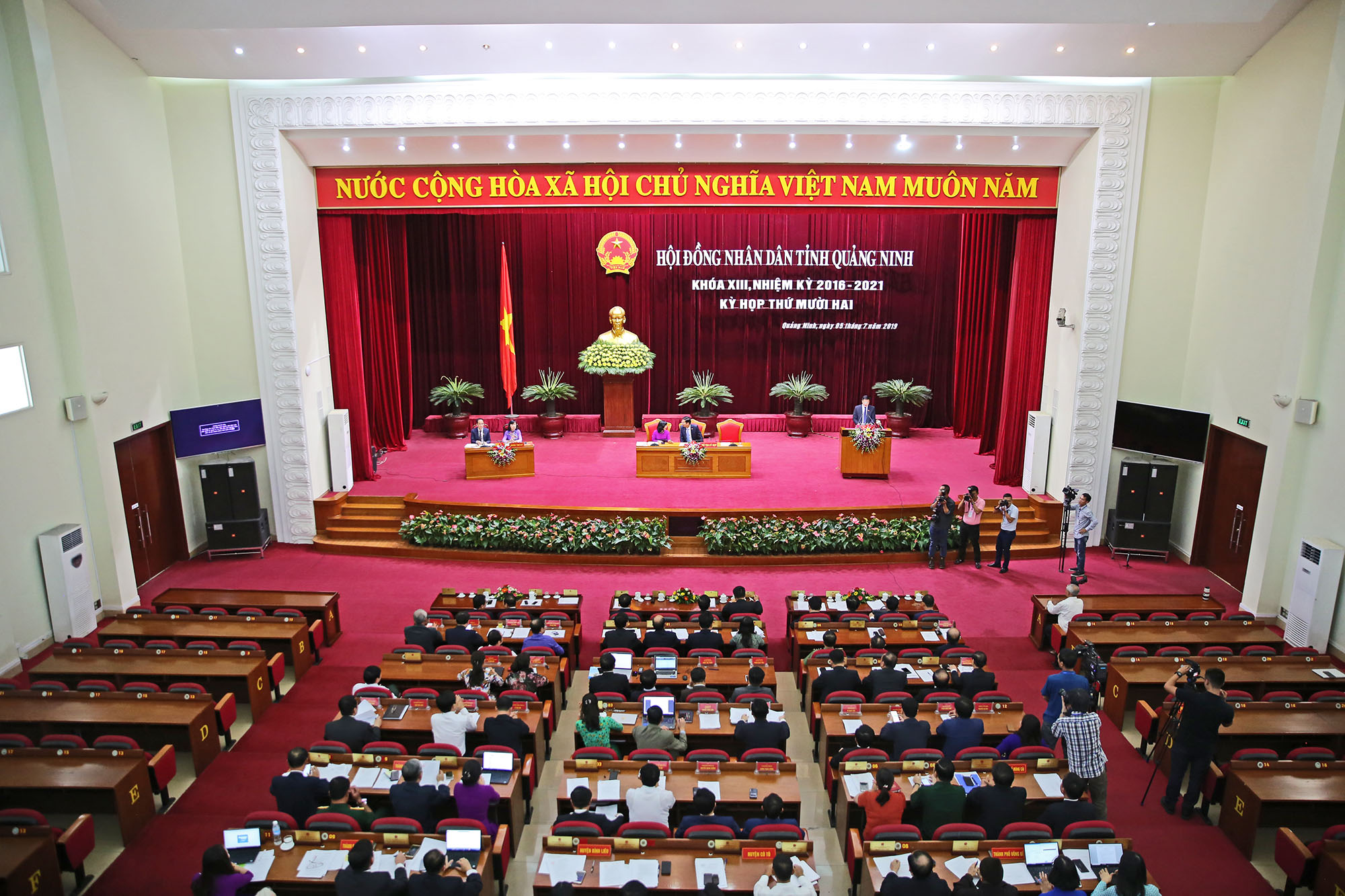 Quang cảnh kỳ họp thư 12 HĐND tỉnh thứ XIII