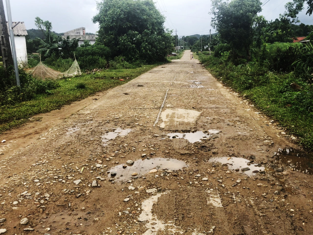 Tuyến đường từ UBND xã Quảng Đức đến 5 thôn, bản trên địa bàn xuống cấp nghiêm trọng gần 10 năm, rất nhiều lần kiến nghị nhưng không đưuọc giải quyết. 